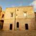 A dominare lo spazio vi  il palazzo del conte Filippo Arcamone, nobile feudatario napoletano che detenne la propriet dellarea nella prima met del XVIII secolo.  edificato laddove in epoca sveva sorgeva lospizio dei pellegrini